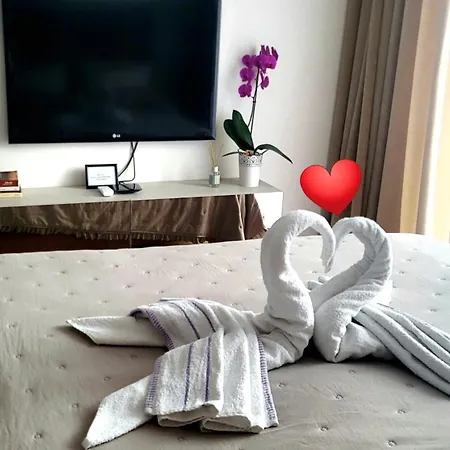 Lora Lux *